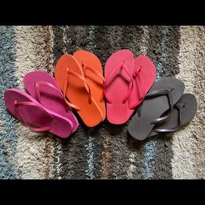 4 pairs of Old Navy Flip Flops